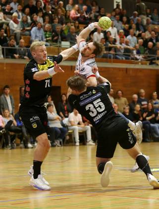 BAU 22.02.2023 Bietigheim Handball SG BBM Bietigheim vs. HSC 2000 Coburg, v.l. Andreas Schröder (Coburg), Tom Wolf (BBM), Jan Schäffer (Coburg)