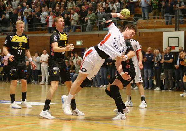 BAU 22.02.2023 Bietigheim Handball SG BBM Bietigheim vs. HSC 2000 Coburg, v.l. Andreas Schröder (Coburg), Arkadiusz Ossowski (Coburg), Valentin Clarius (BBM)