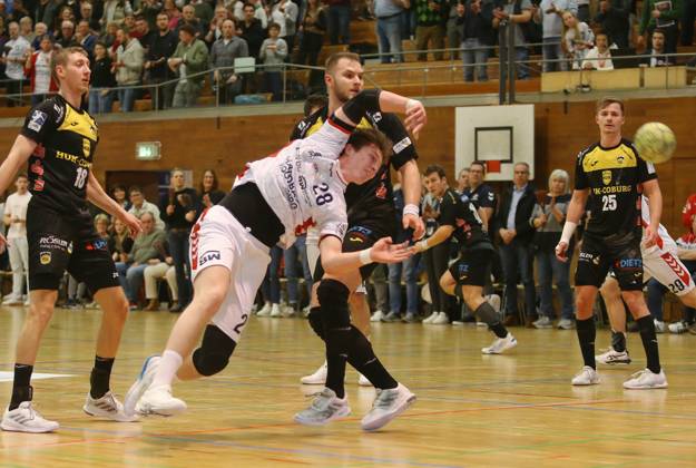 BAU 22.02.2023 Bietigheim Handball SG BBM Bietigheim vs. HSC 2000 Coburg, v.l. Arkadiusz Ossowski (Coburg), Valentin Clarius (BBM), Bartlomiej Bis (Coburg), Jacob Knauer (Coburg)