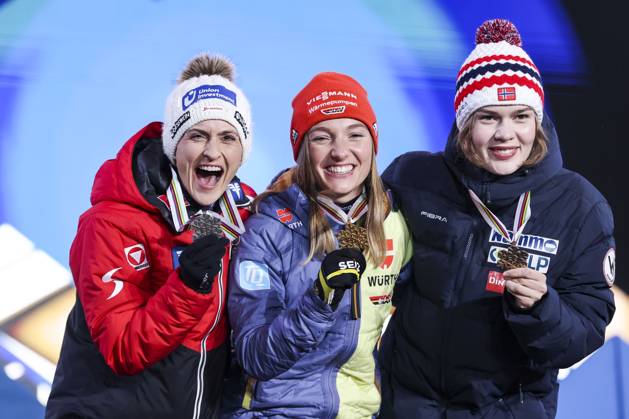 NORDIC SKIING - FIS Nordic WC Planica 2023 KRANJSKA GORA,SLOVENIA,24.FEB.23 - NORDIC SKIING - FIS Nordic World Ski Championships, medal plaza, award ceremony. Image shows the rejoicing of Eva Pinkelnig (AUT). Keywords: medal.  GEPAxpictures xPatrickxSteiner