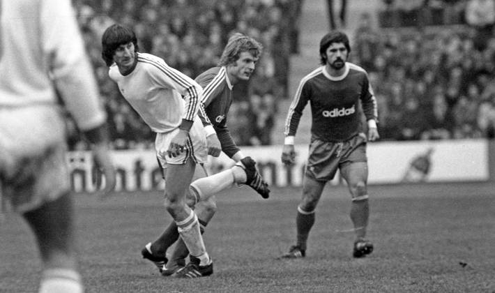 15.02.75 FC Bayern München - VfB Stuttgart Deutschland, München, 15.02.1975, Fussball, Bundesliga, FC Bayern München - VfB Stuttgart (1:1): v.l. Heinz Stickel (VfB Stuttgart), Björn Andersson (FC Bayern München).