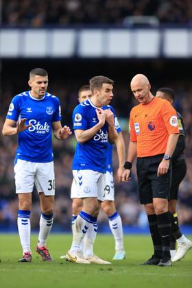 Football - Premier League - Everton v Aston Villa 25th February 2023 - Premier League - Everton v Aston Villa - Seamus Coleman of Everton (C) talks to referee Anthony Taylor - Photo: Simon Stacpoole Offside. Liverpool UK Copyright: xSimonxStacpoolexOffside