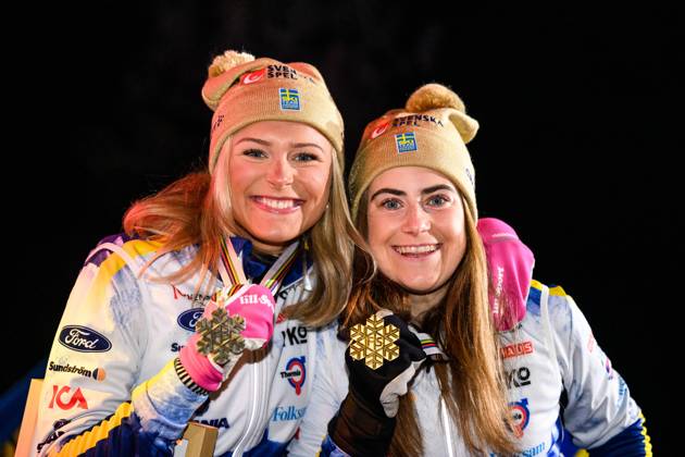 230225 Silver medalist Frida Karlsson and Gold medalist Ebba Andersson pose their medals at the Medal ceremony for the women?s cross-country skiing skiathlon during the FIS Nordic Ski World Championships on February 25, 2023 in Kranjska Gora. Photo: Petter Arvidson BILDBYRAN kod PA PA0521 skidor cross-country skiing langrenn skid-vm 2023 fis nordic ski world championships bbeng fis nordic world ski championships vm ski-vm medaljceremoni medal ceremony jubel Copyright: PETTERxARVIDSON BB230225PA165