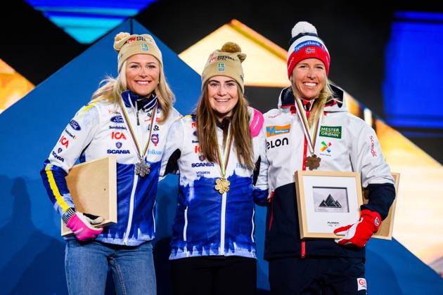 230225 Silver medalist Frida Karlsson of Sweden, Gold medalist Ebba Andersson of Sweden and bronze medalist Astrid oyre Slind of Norway celebrate at the Medal ceremony for the women?s cross-country skiing skiathlon during the FIS Nordic Ski World Championships on February 25, 2023 in Kranjska Gora. Photo: Petter Arvidson BILDBYRAN kod PA PA0521 skidor cross-country skiing langrenn skid-vm 2023 fis nordic ski world championships bbeng fis nordic world ski championships vm ski-vm medaljceremoni medal ceremony jubel Copyright: PETTERxARVIDSON BB230225PA168