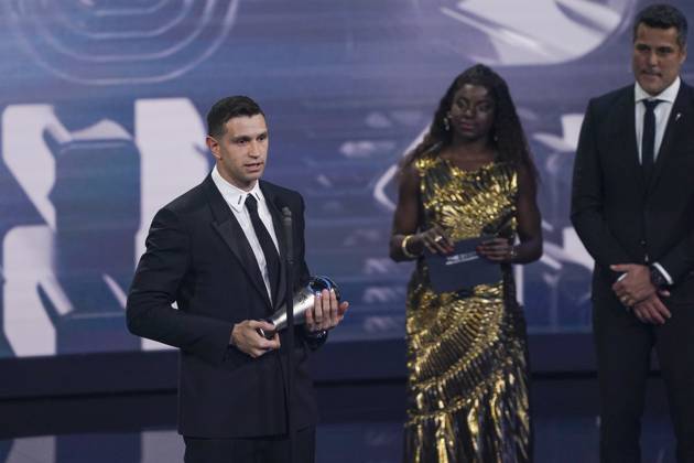 Entertainment Bilder des Tages Sport Bilder des Tages Paris, France, February 27th 2023: Emiliano Martinez winning the award for Best Men?s Goalkeeper during the The Best FIFA Football Awards 2022 at Salle Pleyel in Paris, France. (Daniela Porcelli SPP) Copyright: xDanielaxPorcellix xSPPx spp-en-DaPoSp-djp270223-101875
