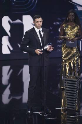 Paris, France, February 27th 2023: Emiliano Martinez winning the award for Best Men?s Goalkeeper during the The Best FIFA Football Awards 2022 at Salle Pleyel in Paris, France. (Daniela Porcelli SPP) Copyright: xDanielaxPorcellix xSPPx spp-en-DaPoSp-djp270223-101881