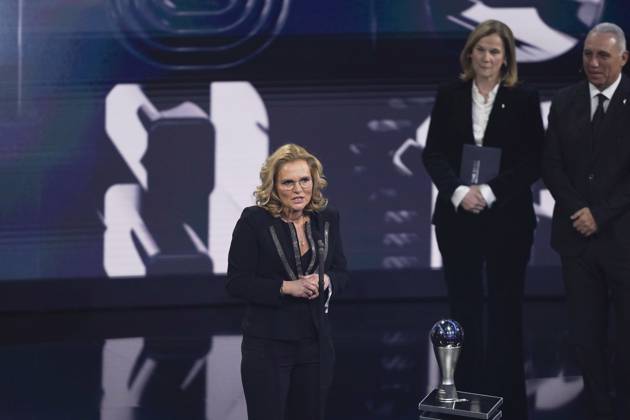 Paris, France, February 27th 2023: Sarina Wiegman wins Best Women s Coach during the The Best FIFA Football Awards 2022 at Salle Pleyel in Paris, France. (Daniela Porcelli SPP) Copyright: xDanielaxPorcellix xSPPx spp-en-DaPoSp-djp270223-101920