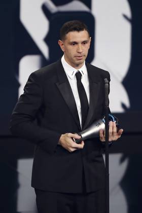 Emiliano Martinez FOOTBALL : The Best FIFA Football Awards 2022 - 27 02 2023 MichaelBaucher Panoramic 