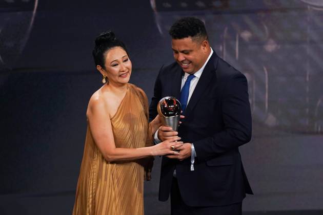 Paris, France, February 27th 2023: Ronaldo hands over the special award in honor to Pele to his wife Marcia Aoki during the The Best FIFA Football Awards 2022 at Salle Pleyel in Paris, France. (Daniela Porcelli SPP) Copyright: xDanielaxPorcellix xSPPx spp-en-DaPoSp-20230227-DP101795