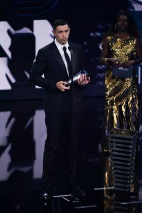 Paris, France, February 27th 2023: Emiliano Martinez winning the award for Best Men?s Goalkeeper during the The Best FIFA Football Awards 2022 at Salle Pleyel in Paris, France. (Daniela Porcelli SPP) Copyright: xDanielaxPorcellix xSPPx spp-en-DaPoSp-20230227-DP101881