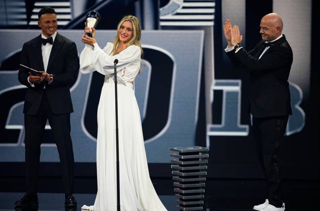 (230228) -- PARIS, Feb. 28, 2023 -- Spainish football player Alexia Putellas (C) of Barcelona receives the Best FIFA Women s Player award at the Best FIFA Football Awards 2022 ceremony in Paris, France, Feb. 27, 2023. (Photo by Xinhua) (SP)FRANCE-PARIS-FOOTBALL-BEST FIFA MEN S PLAYER AWARD GlennxGervot 