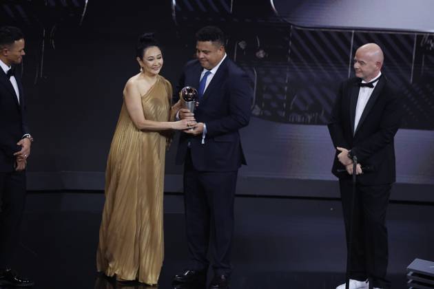 27 Fevrier 2023 : Paris, France : La derniere Ã pouse de pelÃ Marcia Aoki avec ici Ronaldo lors de la remise desTrophÃ es des FIFA AWARDS THE BEST 2022 Ã la Salle Pleyel. (Henri Szwarc Starface) 289107 2023-02-27 Paris France  Copyright: xHenrixSwzarcx xStarfacex 0238010719st