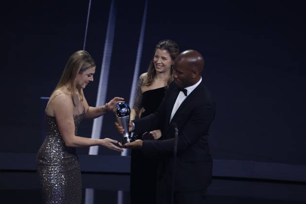 27 Fevrier 2023 : Paris, France : Mary Earps (Angleterre) à lue meilleure gardienne de but avec ici Didier Drogba lors de la remise desTrophà es des FIFA AWARDS THE BEST 2022 à la Salle Pleyel. (Henri Szwarc Starface) 289107 2023-02-27 Paris France Copyright: xHenrixSwzarcx xStarfacex 0238010784st