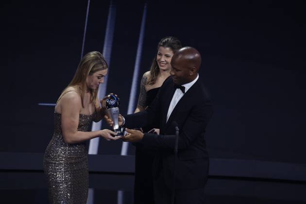 27 Fevrier 2023 : Paris, France : Mary Earps (Angleterre) Ã lue meilleure gardienne de but avec ici Didier Drogba lors de la remise desTrophÃ es des FIFA AWARDS THE BEST 2022 Ã la Salle Pleyel. (Henri Szwarc Starface) 289107 2023-02-27 Paris France  Copyright: xHenrixSwzarcx xStarfacex 0238010786st