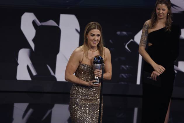 27 Fevrier 2023 : Paris, France : Mary Earps (Angleterre) à lue meilleure gardienne de but avec ici Didier Drogba lors de la remise desTrophà es des FIFA AWARDS THE BEST 2022 à la Salle Pleyel. (Henri Szwarc Starface) 289107 2023-02-27 Paris France Copyright: xHenrixSwzarcx xStarfacex 0238010787st