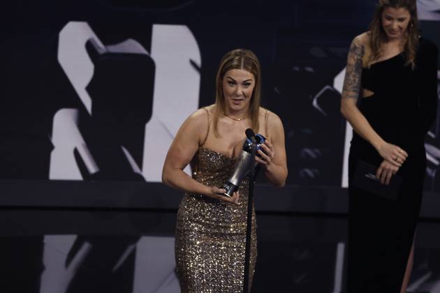 27 Fevrier 2023 : Paris, France : Mary Earps (Angleterre) Ã lue meilleure gardienne de but avec ici Didier Drogba lors de la remise desTrophÃ es des FIFA AWARDS THE BEST 2022 Ã la Salle Pleyel. (Henri Szwarc Starface) 289107 2023-02-27 Paris France  Copyright: xHenrixSwzarcx xStarfacex 0238010789st