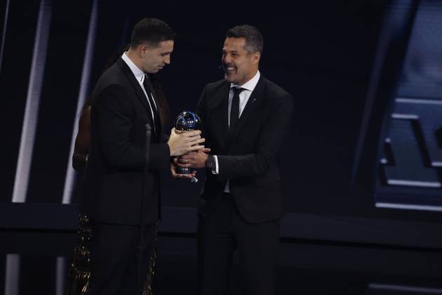 27 Fevrier 2023 : Paris, France : Emiliano Martinez (Argentine) Ã lue meilleure gardien de but lors de la remise desTrophÃ es des FIFA AWARDS THE BEST 2022 Ã la Salle Pleyel. (Henri Szwarc Starface) 289107 2023-02-27 Paris France  Copyright: xHenrixSwzarcx xStarfacex 0238010791st