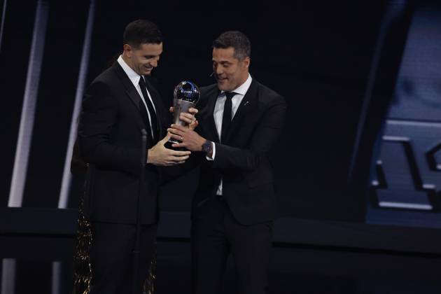 27 Fevrier 2023 : Paris, France : Emiliano Martinez (Argentine) à lue meilleure gardien de but lors de la remise desTrophà es des FIFA AWARDS THE BEST 2022 à la Salle Pleyel. (Henri Szwarc Starface) 289107 2023-02-27 Paris France Copyright: xHenrixSwzarcx xStarfacex 0238010794st