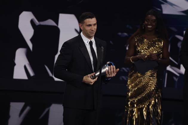 27 Fevrier 2023 : Paris, France : Emiliano Martinez (Argentine) Ã lue meilleure gardien de but lors de la remise desTrophÃ es des FIFA AWARDS THE BEST 2022 Ã la Salle Pleyel. (Henri Szwarc Starface) 289107 2023-02-27 Paris France  Copyright: xHenrixSwzarcx xStarfacex 0238010795st