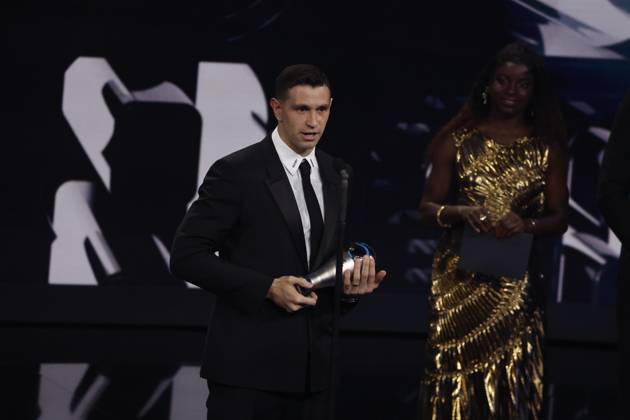 27 Fevrier 2023 : Paris, France : Emiliano Martinez (Argentine) à lue meilleure gardien de but lors de la remise desTrophà es des FIFA AWARDS THE BEST 2022 à la Salle Pleyel. (Henri Szwarc Starface) 289107 2023-02-27 Paris France Copyright: xHenrixSwzarcx xStarfacex 0238010797st
