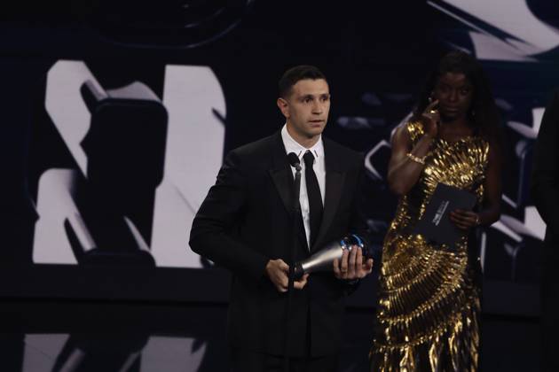27 Fevrier 2023 : Paris, France : Emiliano Martinez (Argentine) à lue meilleure gardien de but lors de la remise desTrophà es des FIFA AWARDS THE BEST 2022 à la Salle Pleyel. (Henri Szwarc Starface) 289107 2023-02-27 Paris France Copyright: xHenrixSwzarcx xStarfacex 0238010799st