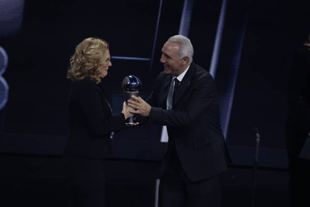 27 Fevrier 2023 : Paris, France : Sarina Wiegman (Equipe d?Angleterre) Ã lue meilleure entraineur fÃ minine lors de la remise desTrophÃ es des FIFA AWARDS THE BEST 2022 Ã la Salle Pleyel. (Henri Szwarc Starface) 289107 2023-02-27 Paris France  Copyright: xHenrixSwzarcx xStarfacex 0238010801st