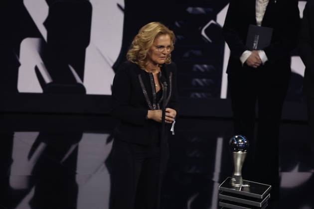 27 Fevrier 2023 : Paris, France : Sarina Wiegman (Equipe d?Angleterre) Ã lue meilleure entraineur fÃ minine lors de la remise desTrophÃ es des FIFA AWARDS THE BEST 2022 Ã la Salle Pleyel. (Henri Szwarc Starface) 289107 2023-02-27 Paris France  Copyright: xHenrixSwzarcx xStarfacex 0238010806st