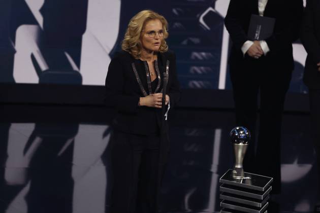 27 Fevrier 2023 : Paris, France : Sarina Wiegman (Equipe d?Angleterre) à lue meilleure entraineur fà minine lors de la remise desTrophà es des FIFA AWARDS THE BEST 2022 à la Salle Pleyel. (Henri Szwarc Starface) 289107 2023-02-27 Paris France Copyright: xHenrixSwzarcx xStarfacex 0238010812st