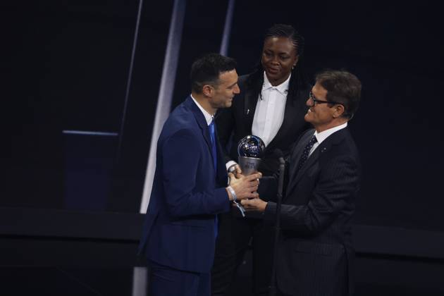 27 Fevrier 2023 : Paris, France : Lionel Scaloni (Equipe d?Argentine) Ã lue meilleure entraineur lors de la remise desTrophÃ es des FIFA AWARDS THE BEST 2022 Ã la Salle Pleyel. (Henri Szwarc Starface) 289107 2023-02-27 Paris France  Copyright: xHenrixSwzarcx xStarfacex 0238010818st