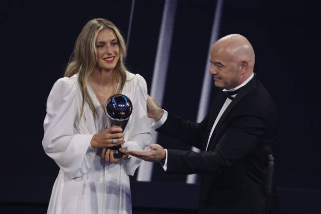 27 Fevrier 2023 : Paris, France : Meilleure joueuse feminine Alexia Putellas et le President Infantino lors de la remise desTrophà es des FIFA AWARDS THE BEST 2022 à la Salle Pleyel. (Henri Szwarc Starface) 289107 2023-02-27 Paris France Copyright: xHenrixSwzarcx xStarfacex 0238011093st