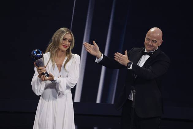 27 Fevrier 2023 : Paris, France : Meilleure joueuse feminine Alexia Putellas et le President Infantino lors de la remise desTrophà es des FIFA AWARDS THE BEST 2022 à la Salle Pleyel. (Henri Szwarc Starface) 289107 2023-02-27 Paris France Copyright: xHenrixSwzarcx xStarfacex 0238011106st
