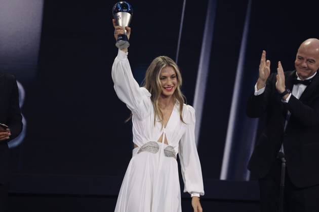 27 Fevrier 2023 : Paris, France : Meilleure joueuse feminine Alexia Putellas et le President Infantino lors de la remise desTrophÃ es des FIFA AWARDS THE BEST 2022 Ã la Salle Pleyel. (Henri Szwarc Starface) 289107 2023-02-27 Paris France  Copyright: xHenrixSwzarcx xStarfacex 0238011118st