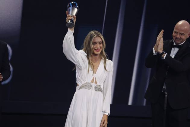 27 Fevrier 2023 : Paris, France : Meilleure joueuse feminine Alexia Putellas et le President Infantino lors de la remise desTrophà es des FIFA AWARDS THE BEST 2022 à la Salle Pleyel. (Henri Szwarc Starface) 289107 2023-02-27 Paris France Copyright: xHenrixSwzarcx xStarfacex 0238011120st