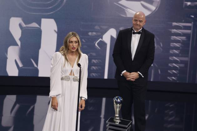 27 Fevrier 2023 : Paris, France : Meilleure joueuse feminine Alexia Putellas et le President Infantino lors de la remise desTrophà es des FIFA AWARDS THE BEST 2022 à la Salle Pleyel. (Henri Szwarc Starface) 289107 2023-02-27 Paris France Copyright: xHenrixSwzarcx xStarfacex 0238011123st