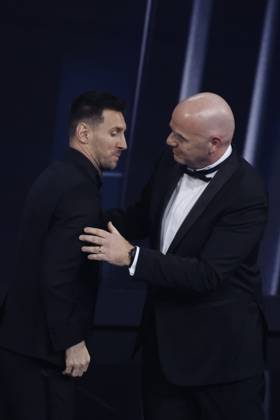 27 Fevrier 2023 : Paris, France : Meilleure joueur pour l?annÃ e Lionel Messi et le President Infantino lors de la remise desTrophÃ es des FIFA AWARDS THE BEST 2022 Ã la Salle Pleyel. (Henri Szwarc Starface) 289107 2023-02-27 Paris France  Copyright: xHenrixSwzarcx xStarfacex 0238011129st