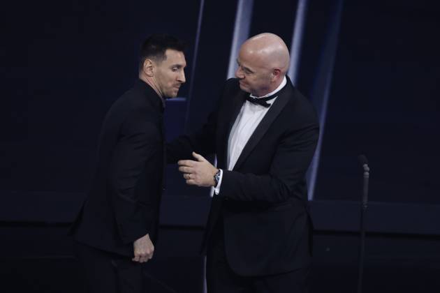 27 Fevrier 2023 : Paris, France : Meilleure joueur pour l?annÃ e Lionel Messi et le President Infantino lors de la remise desTrophÃ es des FIFA AWARDS THE BEST 2022 Ã la Salle Pleyel. (Henri Szwarc Starface) 289107 2023-02-27 Paris France  Copyright: xHenrixSwzarcx xStarfacex 0238011135st