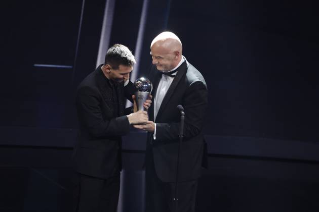 27 Fevrier 2023 : Paris, France : Meilleure joueur pour l?annà e Lionel Messi et le President Infantino lors de la remise desTrophà es des FIFA AWARDS THE BEST 2022 à la Salle Pleyel. (Henri Szwarc Starface) 289107 2023-02-27 Paris France Copyright: xHenrixSwzarcx xStarfacex 0238011137st