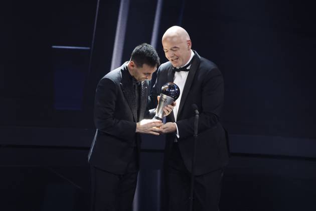 27 Fevrier 2023 : Paris, France : Meilleure joueur pour l?annà e Lionel Messi et le President Infantino lors de la remise desTrophà es des FIFA AWARDS THE BEST 2022 à la Salle Pleyel. (Henri Szwarc Starface) 289107 2023-02-27 Paris France Copyright: xHenrixSwzarcx xStarfacex 0238011141st