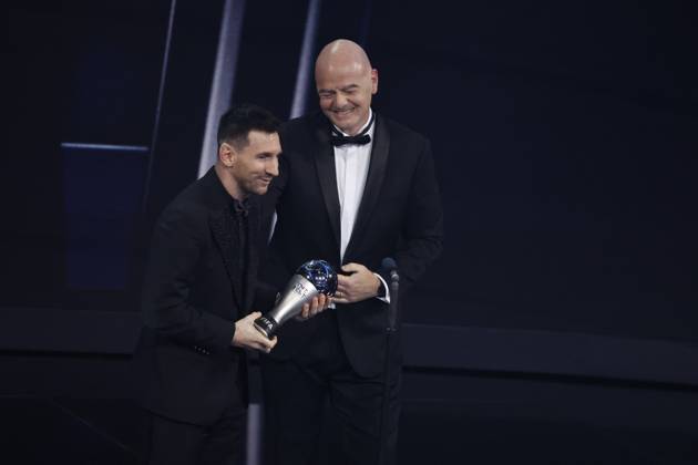 27 Fevrier 2023 : Paris, France : Meilleure joueur pour l?annÃ e Lionel Messi et le President Infantino lors de la remise desTrophÃ es des FIFA AWARDS THE BEST 2022 Ã la Salle Pleyel. (Henri Szwarc Starface) 289107 2023-02-27 Paris France  Copyright: xHenrixSwzarcx xStarfacex 0238011147st
