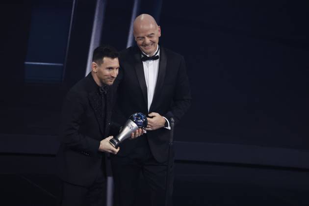 27 Fevrier 2023 : Paris, France : Meilleure joueur pour l?annà e Lionel Messi et le President Infantino lors de la remise desTrophà es des FIFA AWARDS THE BEST 2022 à la Salle Pleyel. (Henri Szwarc Starface) 289107 2023-02-27 Paris France Copyright: xHenrixSwzarcx xStarfacex 0238011148st