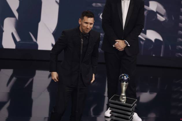 27 Fevrier 2023 : Paris, France : Meilleure joueur pour l?annà e Lionel Messi et le President Infantino lors de la remise desTrophà es des FIFA AWARDS THE BEST 2022 à la Salle Pleyel. (Henri Szwarc Starface) 289107 2023-02-27 Paris France Copyright: xHenrixSwzarcx xStarfacex 0238011150st
