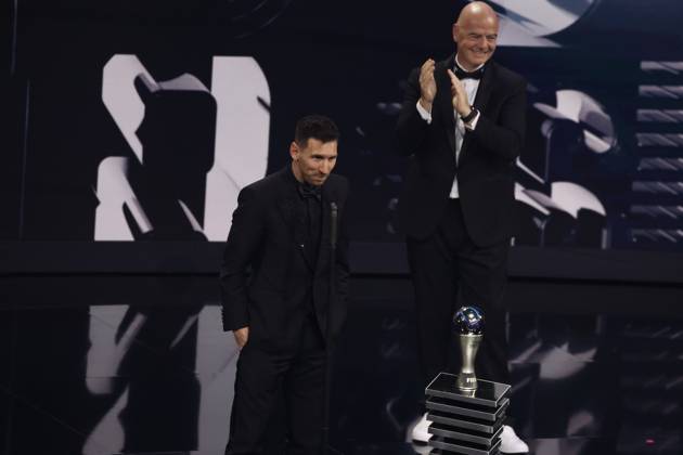 27 Fevrier 2023 : Paris, France : Meilleure joueur pour l?annà e Lionel Messi et le President Infantino lors de la remise desTrophà es des FIFA AWARDS THE BEST 2022 à la Salle Pleyel. (Henri Szwarc Starface) 289107 2023-02-27 Paris France Copyright: xHenrixSwzarcx xStarfacex 0238011155st