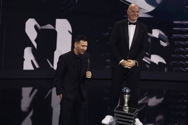 27 Fevrier 2023 : Paris, France : Meilleure joueur pour l?annà e Lionel Messi et le President Infantino lors de la remise desTrophà es des FIFA AWARDS THE BEST 2022 à la Salle Pleyel. (Henri Szwarc Starface) 289107 2023-02-27 Paris France Copyright: xHenrixSwzarcx xStarfacex 0238011163st
