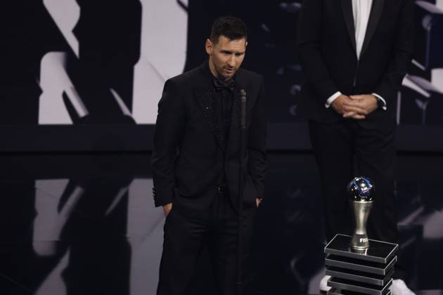 27 Fevrier 2023 : Paris, France : Meilleure joueur pour l?annà e Lionel Messi et le President Infantino lors de la remise desTrophà es des FIFA AWARDS THE BEST 2022 à la Salle Pleyel. (Henri Szwarc Starface) 289107 2023-02-27 Paris France Copyright: xHenrixSwzarcx xStarfacex 0238011171st