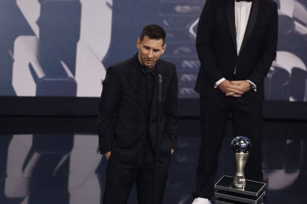 27 Fevrier 2023 : Paris, France : Meilleure joueur pour l?annà e Lionel Messi et le President Infantino lors de la remise desTrophà es des FIFA AWARDS THE BEST 2022 à la Salle Pleyel. (Henri Szwarc Starface) 289107 2023-02-27 Paris France Copyright: xHenrixSwzarcx xStarfacex 0238011182st