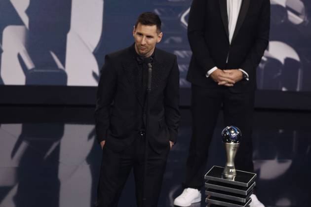 27 Fevrier 2023 : Paris, France : Meilleure joueur pour l?annà e Lionel Messi et le President Infantino lors de la remise desTrophà es des FIFA AWARDS THE BEST 2022 à la Salle Pleyel. (Henri Szwarc Starface) 289107 2023-02-27 Paris France Copyright: xHenrixSwzarcx xStarfacex 0238011202st