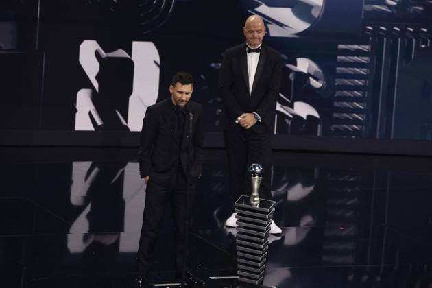 27 Fevrier 2023 : Paris, France : Meilleure joueur pour l?annà e Lionel Messi et le President Infantino lors de la remise desTrophà es des FIFA AWARDS THE BEST 2022 à la Salle Pleyel. (Henri Szwarc Starface) 289107 2023-02-27 Paris France Copyright: xHenrixSwzarcx xStarfacex 0238011228st