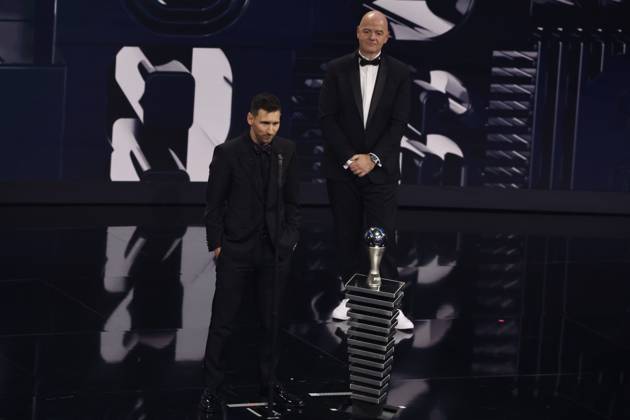 27 Fevrier 2023 : Paris, France : Meilleure joueur pour l?annà e Lionel Messi et le President Infantino lors de la remise desTrophà es des FIFA AWARDS THE BEST 2022 à la Salle Pleyel. (Henri Szwarc Starface) 289107 2023-02-27 Paris France Copyright: xHenrixSwzarcx xStarfacex 0238011236st