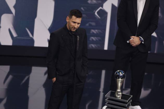 27 Fevrier 2023 : Paris, France : Meilleure joueur pour l?annà e Lionel Messi et le President Infantino lors de la remise desTrophà es des FIFA AWARDS THE BEST 2022 à la Salle Pleyel. (Henri Szwarc Starface) 289107 2023-02-27 Paris France Copyright: xHenrixSwzarcx xStarfacex 0238011238st