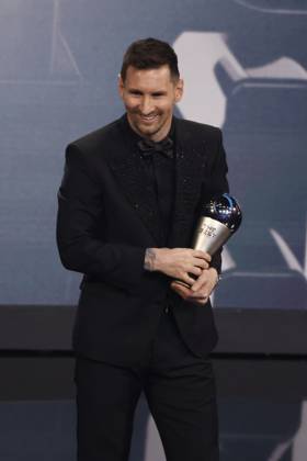 27 Fevrier 2023 : Paris, France : Meilleure joueur pour l?annÃ e Lionel Messi et le President Infantino lors de la remise desTrophÃ es des FIFA AWARDS THE BEST 2022 Ã la Salle Pleyel. (Henri Szwarc Starface) 289107 2023-02-27 Paris France  Copyright: xHenrixSwzarcx xStarfacex 0238011240st